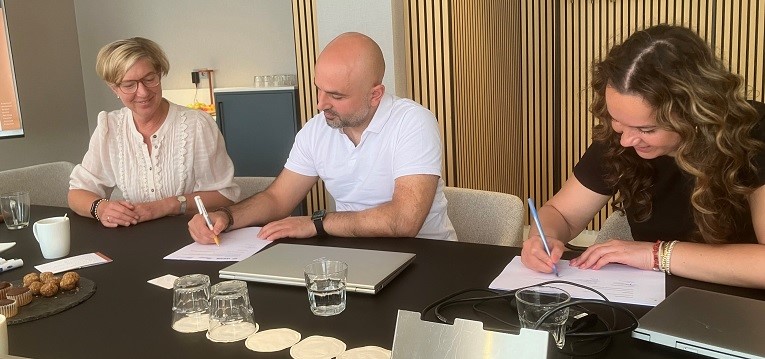 765 foto ondertekening cao plb 2