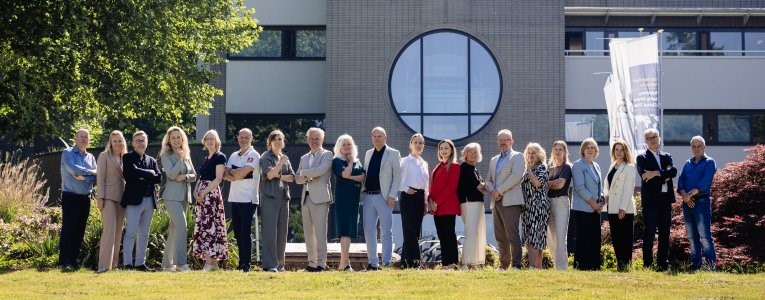 Team WENB voor het pand - 765x300px